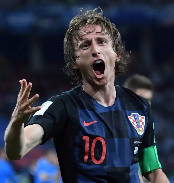 湖人险胜谁该进红榜？詹姆斯自我救赎并非头功，三内线各司其职