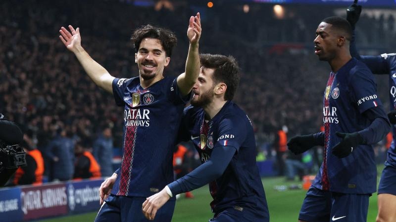 曼联“屠夫”再出废人动作：双脚下跺，装受伤骗裁判 本季第2次了